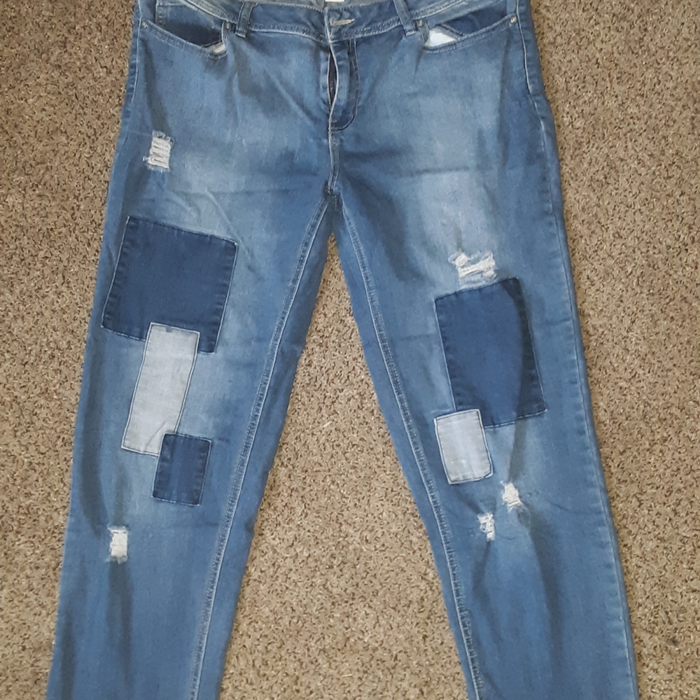 Cropped denim distressed jean